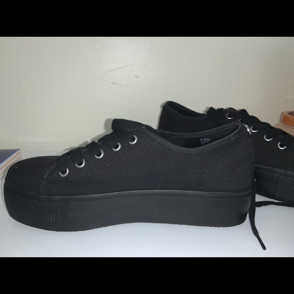Never worn Steve Madden platform shoes